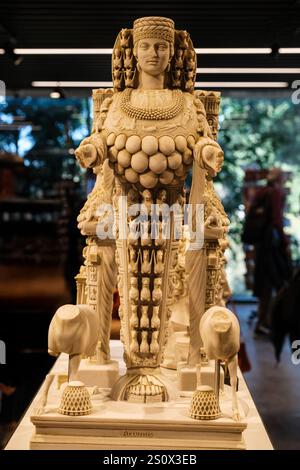 Selcuk, Turquie, Turkiye. Réplique de Statue de la belle Artémis, Déesse grecque, à vendre dans la boutique de cadeaux, Musée d'Éphèse. Banque D'Images