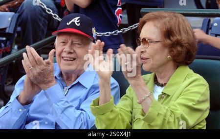 Atlanta, GÉORGIE, États-Unis. 10 octobre 2010. L'ancien président américain Jimmy carter (l) et sa femme Rosalynn regardent les activités d'avant-match avant que les Braves d'Atlanta accueillent les Giants de San Francisco dans le match 3 de leur match de baseball MLB de division nationale à Atlanta, Géorgie, États-Unis, le 10 octobre 2010. Crédit : Erik Lesser/ZUMAPRESS.com/Alamy Live News Banque D'Images