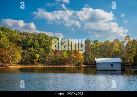 Couleurs d'automne sur les eaux calmes d'une crique sur le lac Bay Springs sur la rivière Tennessee Tombigbee dans le Mississippi en automne. Banque D'Images