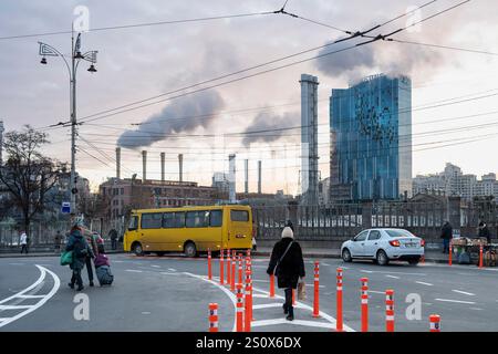 Une vue des centrales thermiques à côté d'un bâtiment commercial endommagé par une attaque de missiles russes à Kiev, en Ukraine. Banque D'Images