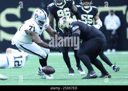 La Nouvelle-Orléans, États-Unis. 29 décembre 2024. Las Vegas Raiders offensive Tackle DJ Glaze (71) et New Orleans Saints Defensive Tackle Khalen Saunders (50) vont tous deux après un fumble lors d'un concours de la National Football League au Caesars Superdome le dimanche 29 décembre 2024 à la Nouvelle-Orléans, en Louisiane. (Photo de Peter G. Forest/Sipa USA) crédit : Sipa USA/Alamy Live News Banque D'Images