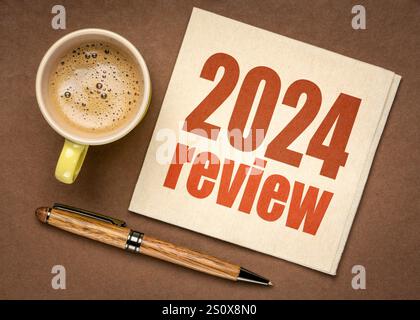 texte de revue de 2024 ans sur serviette avec café, entreprise et concept de réflexion personnelle Banque D'Images