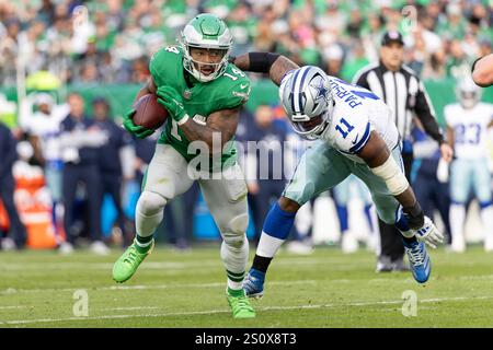 Philadelphie, États-Unis. 29 décembre 2024. Kenneth Gainwell (14 ans), qui s'éloigne du linebacker des Dallas Cowboys Micah Parsons (11 ans), lors du troisième quart d'action de la NFL au Lincoln Financial Field à Philadelphie, le dimanche 29 décembre 2024. Les Eagles ont gagné 41-7. Photo de Laurence Kesterson/UPI crédit : UPI/Alamy Live News Banque D'Images