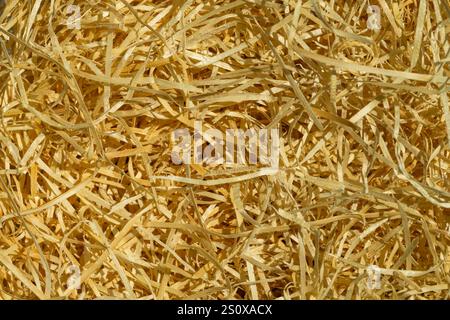 Matériau d'emballage. Paille pour emballer des objets fragiles. Vue de dessus de bois déchiqueté de couleur naturelle excelsior pour remplir la boîte intérieure lors de l'envoi du colis Banque D'Images