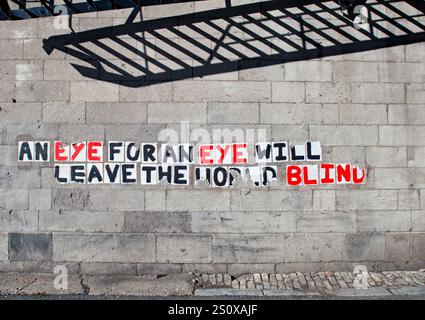 Des affiches ornent le mur de pierre d'un édifice du Vieux-Montréal. Banque D'Images