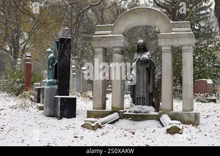 La neige fraîche recouvre les monuments et les tombes du cimetière historique notre-Dame-des-Neiges de Montréal. Banque D'Images