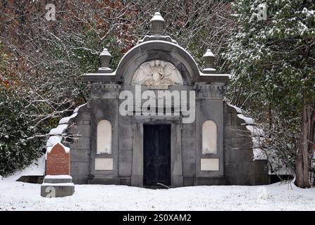 De la neige fraîche recouvre un tombeau historique au cimetière notre-Dame-des-Neiges de Montréal. Banque D'Images