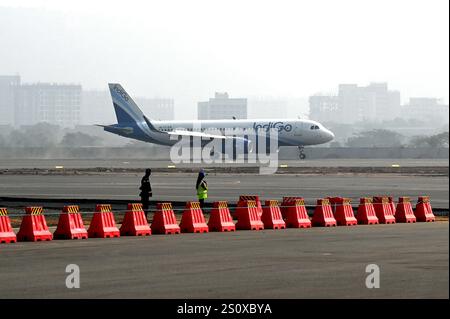 Mumbai, Inde. 29 décembre 2024. NAVI MUMBAI, INDE - DÉCEMBRE 29 : premier avion commercial atterrissant sur la piste de Navi Mumbai International Airport Ltd à Ulwe, le 29 décembre 2024 à Navi Mumbai, Inde. L'aéroport international Navi Mumbai a vu son premier avion commercial atterrir dimanche. Selon les sources, un appareil Indigo A320 a décollé de l'aéroport de Mumbai et a atterri sur la piste 08/26 nouvellement construite de l'aéroport Navi Mumbai. (Photo de Bachchan Kumar/Hindustan Times/Sipa USA ) crédit : Sipa USA/Alamy Live News Banque D'Images