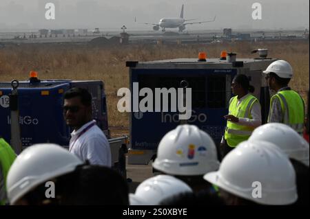 Mumbai, Inde. 29 décembre 2024. NAVI MUMBAI, INDE - DÉCEMBRE 29 : premier avion commercial atterrissant sur la piste de Navi Mumbai International Airport Ltd à Ulwe, le 29 décembre 2024 à Navi Mumbai, Inde. L'aéroport international Navi Mumbai a vu son premier avion commercial atterrir dimanche. Selon les sources, un appareil Indigo A320 a décollé de l'aéroport de Mumbai et a atterri sur la piste 08/26 nouvellement construite de l'aéroport Navi Mumbai. (Photo de Bachchan Kumar/Hindustan Times/Sipa USA ) crédit : Sipa USA/Alamy Live News Banque D'Images