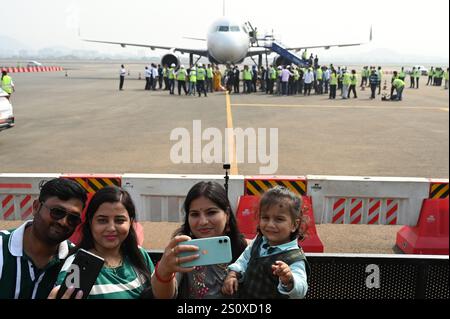Mumbai, Inde. 29 décembre 2024. NAVI MUMBAI, INDE - DÉCEMBRE 29 : premier avion commercial atterrissant sur la piste de Navi Mumbai International Airport Ltd à Ulwe, le 29 décembre 2024 à Navi Mumbai, Inde. L'aéroport international Navi Mumbai a vu son premier avion commercial atterrir dimanche. Selon les sources, un appareil Indigo A320 a décollé de l'aéroport de Mumbai et a atterri sur la piste 08/26 nouvellement construite de l'aéroport Navi Mumbai. (Photo de Bachchan Kumar/Hindustan Times/Sipa USA ) crédit : Sipa USA/Alamy Live News Banque D'Images