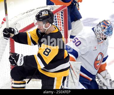 Michael Bunting (8 ans), l'aile gauche des Penguins de Pittsburgh, célèbre son but contre le gardien Marcus Hogberg (50 ans) des Islanders de New York en deuxième période contre les Islanders de New York au PPG Paints Arena de Pittsburgh le dimanche 29 décembre 2024. Photo par Archie Carpenter/UPI. Banque D'Images