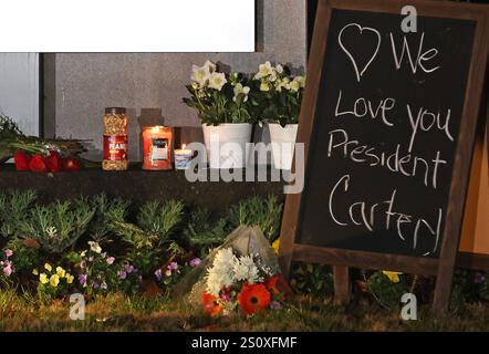 New York, États-Unis. 29 décembre 2024. Fleurs, arachides, autres marchandises et signes sont laissés à l'entrée principale du carter Center à Atlanta, Géorgie après le décès de l'ancien président des États-Unis Jimmy carter le dimanche 29 décembre 2024. Jimmy carter, 39e président des États-Unis et lauréat du prix Nobel de la paix 2002, est décédé paisiblement dimanche à son domicile de Plains, en Géorgie. À 100 ans, il fut le président ayant vécu le plus longtemps dans l'histoire des États-Unis. Photo de Mike Zarrilli/UPI crédit : UPI/Alamy Live News Banque D'Images