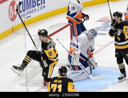 Michael Bunting (8 ans), l'aile gauche des Penguins de Pittsburgh, célèbre son but contre le gardien Marcus Hogberg (50 ans) des Islanders de New York en deuxième période contre les Islanders de New York au PPG Paints Arena de Pittsburgh le dimanche 29 décembre 2024. Photo par Archie Carpenter/UPI. Banque D'Images