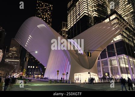 New York City, États-Unis - 26 novembre 2023 : World Trade Center ou bâtiment d'architecture moderne Oculus extérieur. Manhattan New york Banque D'Images