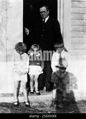 Atlanta, États-Unis. 29 décembre 2024. Earl carter, le père de Jimmy, était un important propriétaire d'entreprise à Plains, en Géorgie. Sur cette photographie, prise en 1932, Earl est avec trois de ses enfants, Ruth, Gloria et Jimmy. Carter, le 39e président des États-Unis, récipiendaire du prix Nobel de la paix, militant des droits de l'homme, professeur et enseignant de l'école du dimanche, est décédé le dimanche 29 décembre 2024. Il avait 100 ans. Document photo via le Centre carter/UPI crédit : UPI/Alamy Live News Banque D'Images