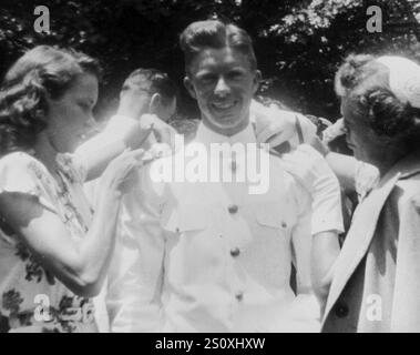 Atlanta, États-Unis. 29 décembre 2024. Lors de la remise du diplôme de Jimmy carter de l'Académie navale le 5 juin 1946, sa mère, Mlle Lillian, et sa fiancée, Rosalynn Smith, épingler les épaulettes sur l'enseigne carter. Carter, le 39e président des États-Unis, récipiendaire du prix Nobel de la paix, militant des droits de l'homme, professeur et enseignant de l'école du dimanche, est décédé le dimanche 29 décembre 2024. Il avait 100 ans. Document photo via le Centre carter/UPI crédit : UPI/Alamy Live News Banque D'Images