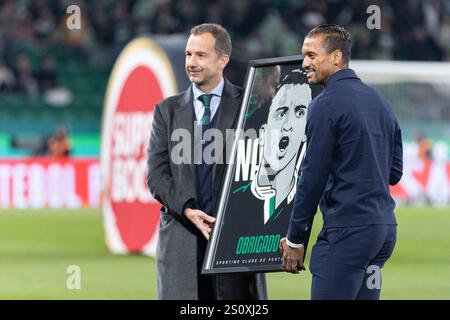 29 décembre 2024. Lisbonne, Portugal. Le président de Sporting Frederico Varandas rend hommage à Nani lors du match de la Journée 16 de Liga Portugal Betclic, Sporting CP vs SL Benfica crédit : Alexandre de Sousa/Alamy Live News Banque D'Images