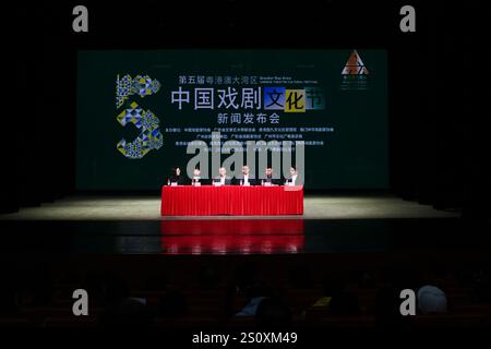 La conférence de presse du 5ème Festival culturel de théâtre chinois de la région de la baie a lieu à Guangzhou, capitale de la province de Guangdong, dans le sud de la Chine, le 28 décembre 2024. Guangzhou, China.28th décembre 2024. La conférence de presse du 5ème Festival culturel de théâtre chinois de la région de la baie a lieu à Guangzhou, capitale de la province de Guangdong, dans le sud de la Chine, le 28 décembre 2024. Le festival se tiendra conjointement à Macao, Hong Kong et Guangzhou pour la première fois de mars à mai 2025. Quelque 11 pièces de théâtre, y compris des pièces de théâtre, de chant et de danse, l'opéra de Yue et l'opéra cantonais seront mises en scène au cours de l'année Banque D'Images