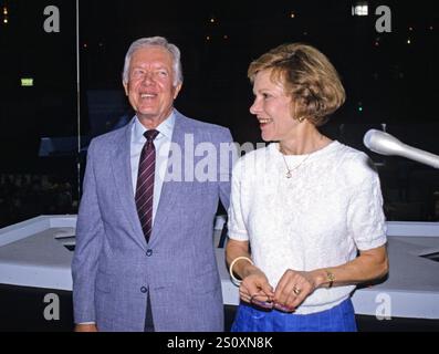 L'ancien président des États-Unis Jimmy carter, accompagné de son épouse, l'ancienne première dame Rosalynn carter, visite l'Omni Coliseum à Atlanta, en Géorgie, avant de s'adresser à la Convention nationale démocrate de 1988 le 18 juillet 1988. Crédit : Arnie Sachs/CNP/MediaPunch Banque D'Images