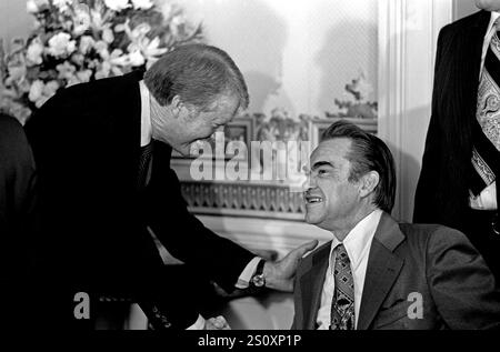 Le président américain Jimmy carter, à gauche, accueille le gouverneur George C. Wallace (démocrate de l’Alabama) lors d’une réception pour les gouverneurs de l’État et leurs conjoints dans la salle bleue de la Maison Blanche à Washington, DC, le premier jour complet de l’administration carter-Mondale sur 21 janvier 1977. Crédit : Barry A. Soorenko/CNP Banque D'Images