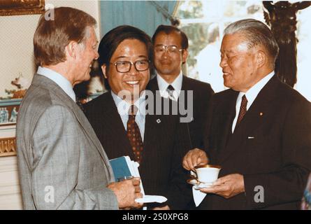 Le président des États-Unis, Jimmy Carter, gauche, bénéficie d'un plateau dans la chambre bleue avec Premier ministre Masayoshi Ohira du Japon, la droite, le mercredi 2 mai 1979. Crédit obligatoire : Bill Fitz-Patrick - Maison Blanche via CNP Banque D'Images