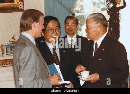 Le président des États-Unis, Jimmy Carter, gauche, bénéficie d'un plateau dans la chambre bleue avec Premier ministre Masayoshi Ohira du Japon, la droite, le mercredi 2 mai 1979. Crédit obligatoire : Bill Fitz-Patrick - Maison Blanche via CNP Banque D'Images