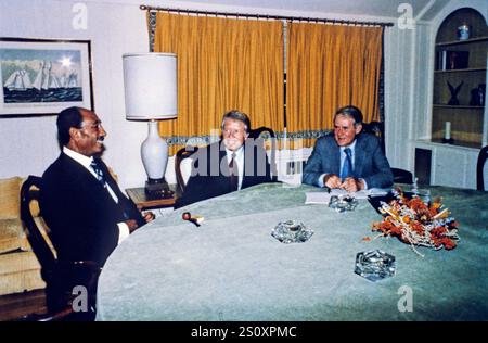 Le président égyptien Anwar al-Sadate, à gauche, rencontre le président des États-Unis Jimmy carter, au centre, et le secrétaire d'État américain Cyrus Vance, à droite, à Camp David, la retraite présidentielle américaine près de Thurmont, Maryland, pour la réunion pendant le sommet pour discuter d'un traité de paix entre l'Égypte et Israël. Crédit : Maison Blanche via CNP Banque D'Images