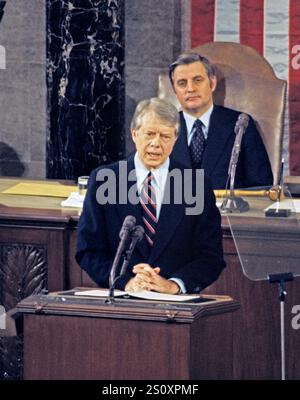 Le président des États-Unis Jimmy carter prononce son discours sur l'état de l'Union lors d'une session conjointe du Congrès américain dans la Chambre des représentants des États-Unis au Capitole des États-Unis le 20 janvier 1978. Assis derrière le président se trouve le vice-président américain Walter Mondale. Crédit : Arnie Sachs/CNP Banque D'Images