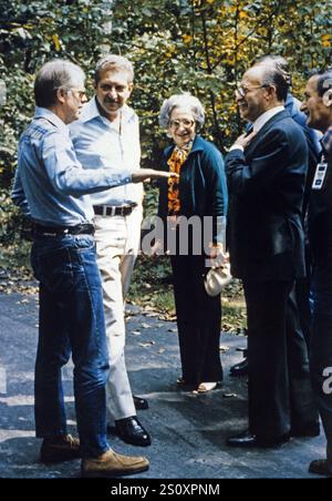 Le président des États-Unis Jimmy carter, à gauche, discute avec le premier ministre Menachem Begin, à droite, et son parti après leur rencontre à Camp David, près de Thurmont, Maryland, avant leur rencontre du vendredi 16 septembre 1978. De gauche à droite : le président carter ; le ministre israélien de la Défense Ezer Weizman, Aliza Begin, épouse du premier ministre ; et le premier ministre Begin. Crédit : Maison Blanche via CNP Banque D'Images