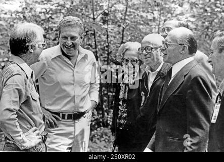 Le président des États-Unis Jimmy carter, à gauche, discute avec le premier ministre Menachem Begin, à droite, et son parti après leur rencontre à Camp David, près de Thurmont, Maryland, avant leur rencontre du vendredi 16 septembre 1978. De gauche à droite : le président carter ; le ministre israélien de la Défense Ezer Weizman, Aliza Begin, épouse du premier ministre ; Yehiel Kadishai, directeur du cabinet du premier ministre ; et le premier ministre Begin. Crédit : Maison Blanche via CNP Banque D'Images