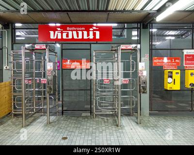 Pattaya, Thaïlande - 12 décembre 2023 : vue extérieure d'une porte d'entrée d'une toilette payante à Pattaya, Thaïlande. Banque D'Images