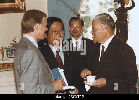 Le président des États-Unis Jimmy carter, à gauche, prend le thé dans la salle bleue avec le premier ministre japonais Masayoshi Ohira, à droite, le mercredi 2 mai 1979. Crédit obligatoire : Bill Fitz-Patrick - Maison Blanche via CNP/Sipa USA crédit : Sipa USA/Alamy Live News Banque D'Images