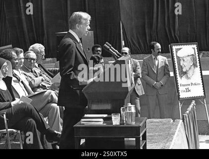 Le président des États-Unis, Jimmy carter, prononce une allocution lors de l'inauguration du nouveau Frances Perkins Labor Building à Washington, DC, le jeudi 10 avril 1980. M.S. Perkins a été la première femme membre du Cabinet dans l'histoire des États-Unis lorsque le président américain Franklin Delano Roosevelt l'a nommée secrétaire du travail. Sur la photo à l'extrême droite se trouve l'affiche d'un nouveau timbre à quinze cents qui portera l'image de Ms. Perkins. Crédit : Benjamin E. 'Gene' forte/CNP/Sipa USA crédit : Sipa USA/Alamy Live News Banque D'Images