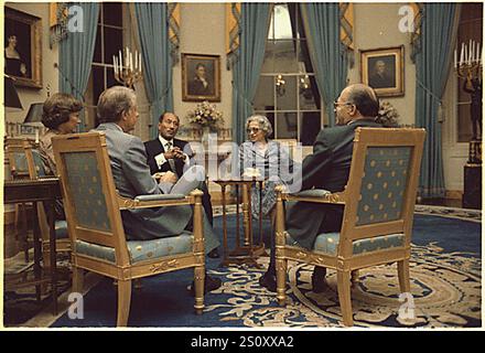 Washington, États-Unis d'Amérique. 25 août 2002. Washington, DC - photo -- le président américain Jimmy carter, la première dame Rosalynn carter, le président égyptien Anwar Sadate, MRS Begin et le premier ministre israélien Menahem Begin se réunissent dans la salle bleue de la Maison Blanche pour la cérémonie de signature des accords de Camp David le 17 septembre 1978. Crédit : la Maison Blanche via CNP/Sipa USA crédit : Sipa USA/Alamy Live News Banque D'Images