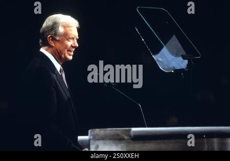 Jimmy carter, ancien président des États-Unis, prononce une allocution lors de la Convention nationale démocrate 1992 au Madison Square Garden à New York, New York, le mardi 14 juillet 1992. Crédit : Jim Colburn/Pool via CNP/Sipa USA crédit : Sipa USA/Alamy Live News Banque D'Images