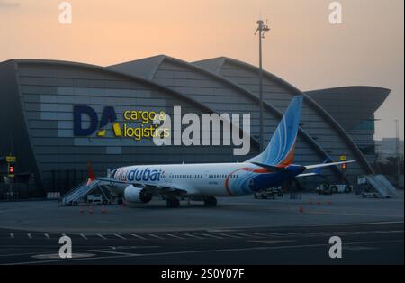 Un avion Fly Dubai par le terminal DA Cargo & Logistics de l'aéroport international de Dubaï. Banque D'Images