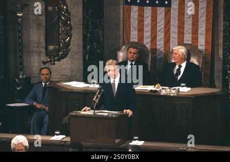 Le président des États-Unis Jimmy carter s'adresse à une séance conjointe du Congrès pour faire rapport sur le Sommet SALT II de Vienne suite à sa signature d'un traité entre les États-Unis et l'URSS sur la limitation des armements stratégiques offensifs et des documents connexes avec Leonid il'ich Brezhnev, secrétaire général et membre du Politburo, parti communiste du Comité central de l'Union soviétique et président du Présidium du Soviet suprême de la République socialiste soviétique unie (URSS) à la Chambre des députés du Capitole des États-Unis le lundi 18 juin 1979. Photo de Howard L. Sachs/CNP/ABACAPRESS. COM Banque D'Images