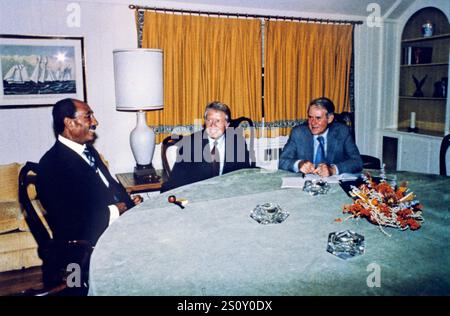 Le président égyptien Anwar al-Sadate, à gauche, rencontre le président des États-Unis Jimmy carter, au centre, et le secrétaire d'État américain Cyrus Vance, à droite, à Camp David, la retraite présidentielle américaine près de Thurmont, Maryland, pour la réunion lors du sommet pour discuter d'un traité de paix entre l'Égypte et Israël. Photo de la Maison Blanche via CNP/ABACAPRESS. COM Banque D'Images