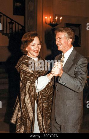 Sur cette photo publiée par la Maison Blanche, le président des États-Unis Jimmy carter et la première dame Rosalynn carter dansent dans le Grand foyer de la Maison Blanche à Washington, DC le 31 janvier 1979. Photo obligatoire de Karl Schumacher/Maison Blanche via CNP/ABACAPRESS. COM Banque D'Images