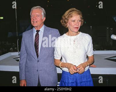 L'ancien président des États-Unis Jimmy carter, accompagné de son épouse, l'ancienne première dame Rosalynn carter, visite l'Omni Coliseum d'Atlanta, en Géorgie, avant de s'adresser à la Convention nationale démocrate de 1988 le 18 juillet 1988. Photo de Arnie Sachs/CNP/ABACAPRESS. COM Credit : Abaca Press/Alamy Live News Banque D'Images