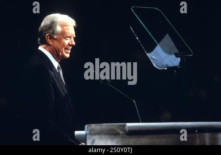 L'ancien président des États-Unis Jimmy carter prononce une allocution lors de la Convention nationale démocrate 1992 au Madison Square Garden à New York, New York, le mardi 14 juillet 1992.Credit : Jim Colburn / Pool via CNP / MediaPunch Banque D'Images