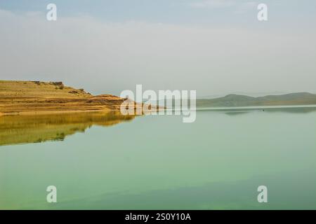 Voici la rive d'une rivière qui traverse différents pâturages, déserts et villes. C'est un banc de sable de cette rivière et j'adore ce pacifiste. Banque D'Images