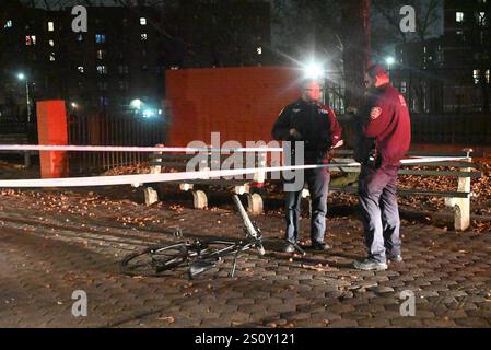 Cerf. 29 décembre 2024. Garçon de 16 ans dans un état critique mais stable après avoir été poignardé plusieurs fois peut-être avec un tournevis vers 19h00 dimanche soir au lincoln Terrace/arthur s. Somers Park dans rochester avenue et carroll Street dans la section Crown Heights de brooklyn, New york. Dimanche 29 décembre 2024, brooklyn, New york, états-unis : aucun suspect n'est actuellement en détention, l'équipe de collecte des preuves du nypd a traité la scène. (Crédit image : © Kyle Mazza/TheNEWS2 via ZUMA Press Wire) USAGE ÉDITORIAL SEULEMENT! Non destiné à UN USAGE commercial ! Banque D'Images