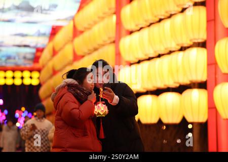 Beijing, Chine.28th décembre 2024. Les installations de lanternes multicolores sont illuminées lors du Beijing Megalights Wonderland 2025 au parc Wenyuhe le 28 décembre 2024 à Pékin, en Chine. Un fabuleux spectacle de lanternes appelé « Beijing Thousand Lantern Night » débute le 28 décembre et dure jusqu'au 2025 mars, présentant plus de mille ensembles de lanternes zigong colorées, utilisant les lumières scintillantes pour afficher l'excellente culture chinoise traditionnelle, permettant aux visiteurs de s'immerger dans l'atmosphère joyeuse. Crédit : Fu Tian/China News Service/Alamy Live News Banque D'Images