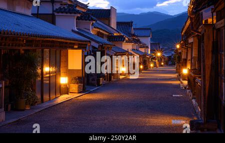 Paysage urbain traditionnel de Wakimachi au crépuscule dans la préfecture de Tokushima Banque D'Images