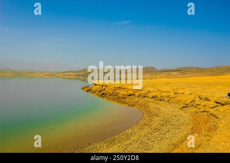 Voici la rive d'une rivière qui traverse différents pâturages, déserts et villes. C'est un banc de sable de cette rivière et j'adore ce pacifiste. Banque D'Images