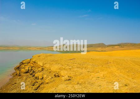 Voici la rive d'une rivière qui traverse différents pâturages, déserts et villes. C'est un banc de sable de cette rivière et j'adore ce pacifiste. Banque D'Images