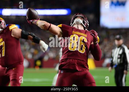 Landover, MD, États-Unis. 29 décembre 2024. Le Tight End des Washington Commanders Zach Ertz (86) célèbre un score en jetant le ballon dans les gradins pendant le match de la NFL entre les Washington Commanders et les Atlanta Falcons à Landover, MD. Reggie Hildred/CSM/Alamy Live News Banque D'Images