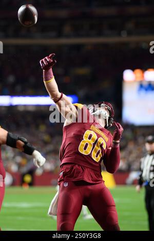 Landover, MD, États-Unis. 29 décembre 2024. Le Tight End des Washington Commanders Zach Ertz (86) célèbre un score en jetant le ballon dans les gradins pendant le match de la NFL entre les Washington Commanders et les Atlanta Falcons à Landover, MD. Reggie Hildred/CSM/Alamy Live News Banque D'Images