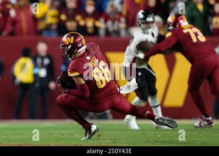 Landover, MD, États-Unis. 29 décembre 2024. Le Tight End des Washington Commanders Zach Ertz (86) fait une prise lors du match de la NFL entre les Washington Commanders et les Atlanta Falcons à Landover, MD. Reggie Hildred/CSM/Alamy Live News Banque D'Images